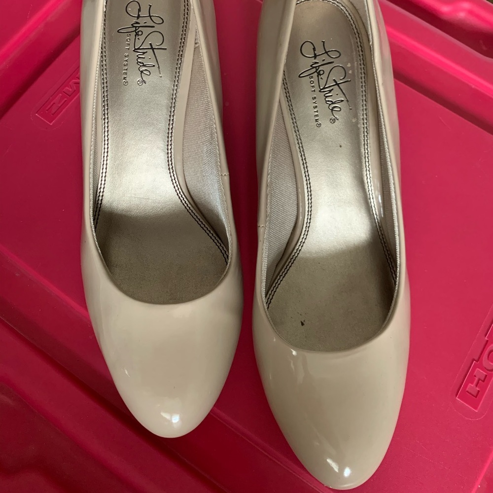 Nude pumps